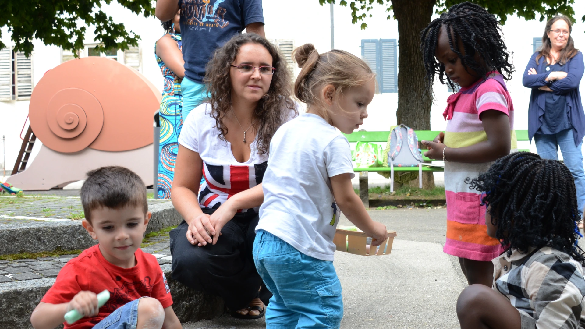 Association, Accueil Familial de Jour - Des enfants sous surveillance s'amuses